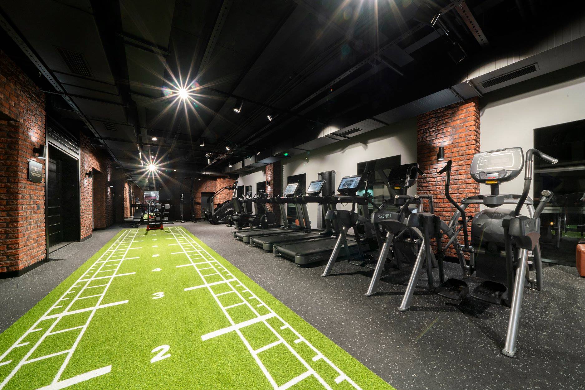 Baltic Beach Hotel sporta zāle - zaļa turf grīda, tumšs griestu apgaismojums